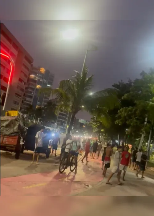
				Vídeo: jovens armados com faca causam pânico durante arrastão na Ponta Verde
			
			
