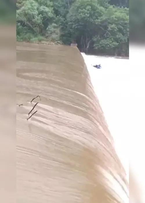 
				Vídeo mostra momento em que ex-prefeito de Quebrangulo cai de caiaque e se afoga no Rio Paraíba
			
			