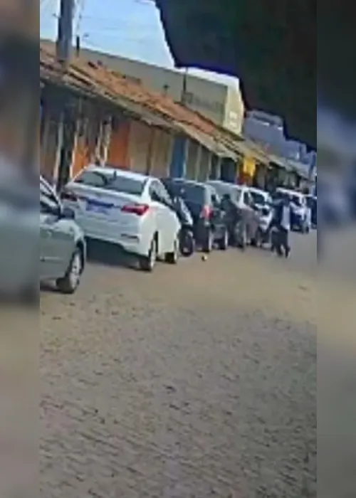 
				Vídeo mostra momento em que jovem de 19 anos é baleado no Jacintinho
			
			