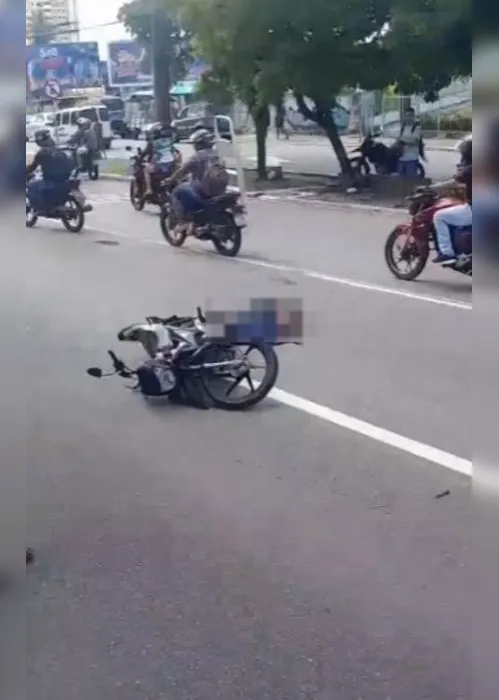 
			
				Vídeo: motociclista morre após ser atropelada por caminhão na Av. Fernandes Lima
			
			