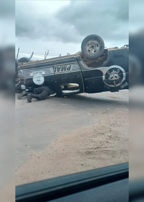 
				Vídeo: PMs ficam feridos após capotamento de viatura em Arapiraca
			
			