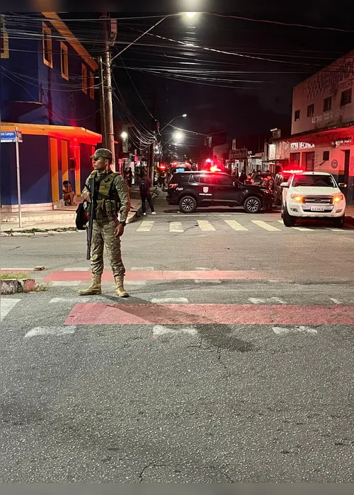 
			
				Vídeos: após invadir casa da ex, major da PM é cercado por forças de segurança
			
			