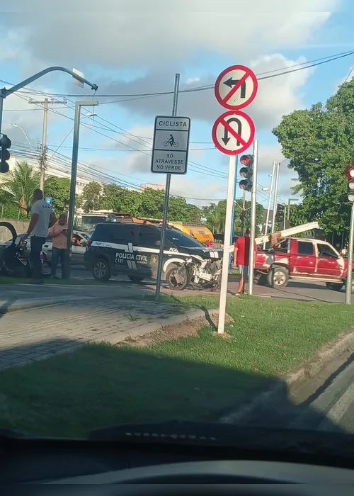 
			
				Vídeos: colisão entre carro e viatura da polícia deixa trânsito lento na Av. Durval de Góes Monteiro
			
			