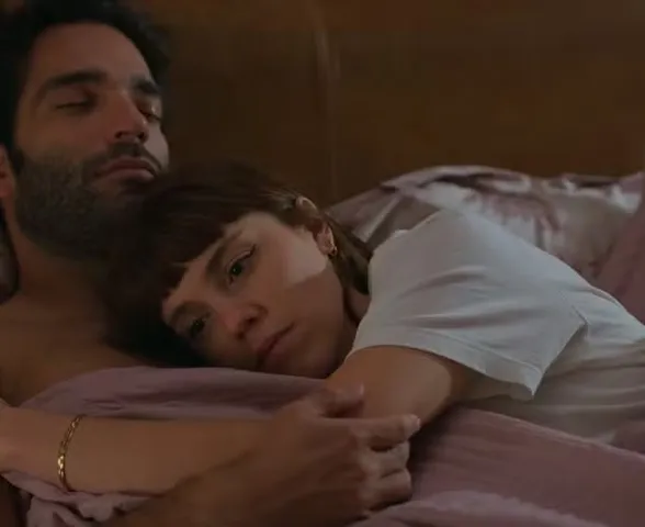 Afonso e Solange têm recaída e passam a noite juntos