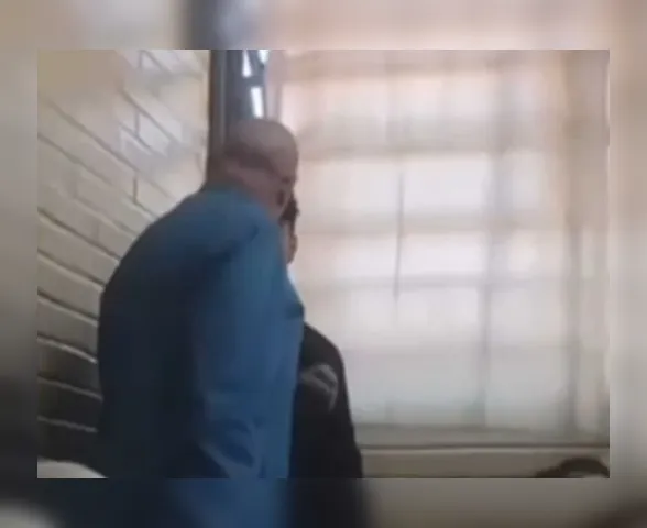 Vídeo: aluno faz deboche durante a aula e leva tapa de professor