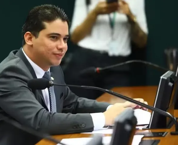 Alvo da PF por fraude, deputado Júnior Mano já foi expulso do PL