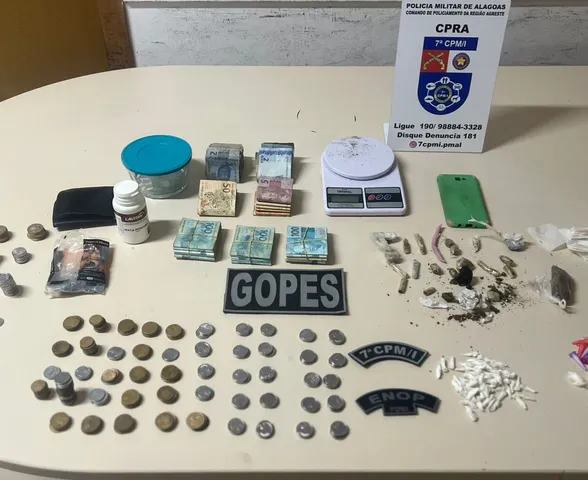 Cães farejadores localizam drogas e 15 mil no Agreste; homem é preso e menor apreendido