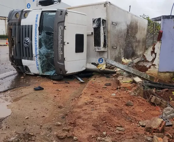 Caminhão com carga de alimentos perde controle e tomba em Arapiraca
