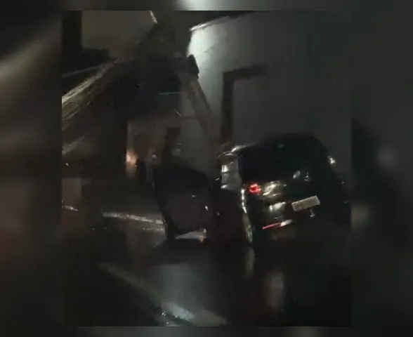 Carro colide com poste e fica destruído na Leste-Oeste, em Maceió