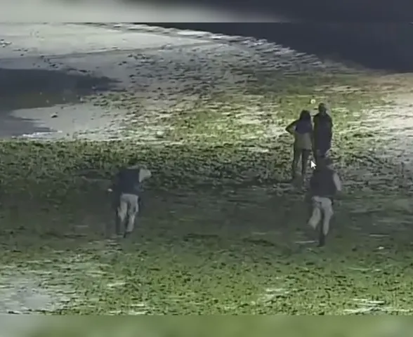Casal que vendia drogas ao lado de bebê na Ponta Verde é preso após ser flagrado por câmeras