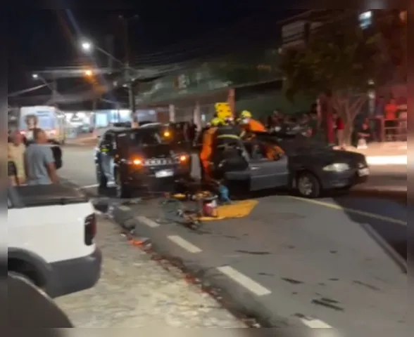 Colisão entre carros deixa duas pessoas feridas na Serraria