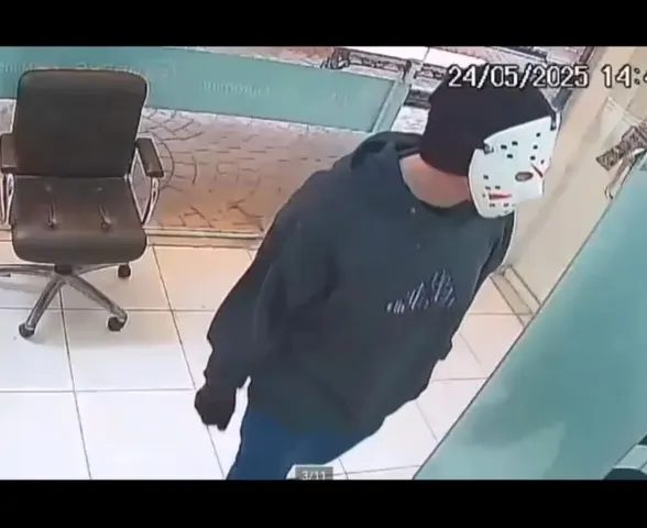 Com máscara do personagem Jason, homem assalta casa de câmbio