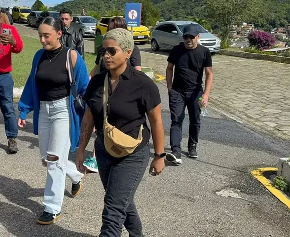 Corpo de Juliana Marins é enterrado em Niterói