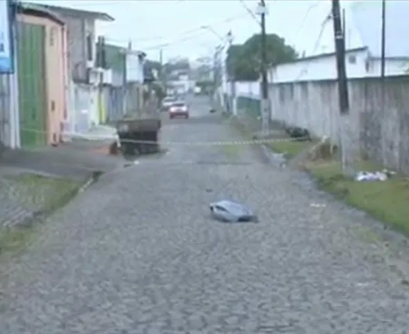 Criminosos invadem bairro de barco e executam mulher com tiros na cabeça
