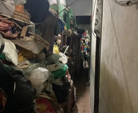 Escorpião e ratos: veja como vivia mulher que acumulava entulhos há 25 anos
