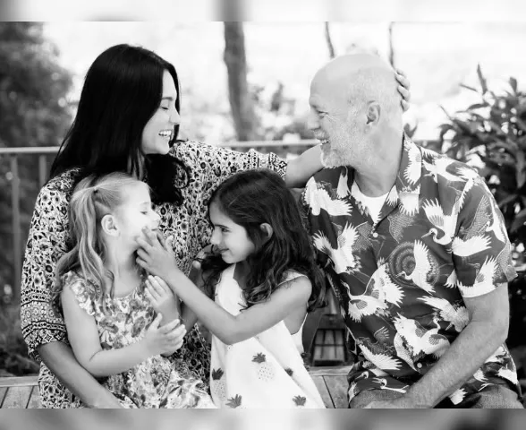 Esposa de Bruce Willis posta clique raro e desabafa sobre luta do ator