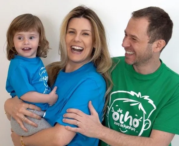 Filha de Tiago Leifert teve câncer grave nos olhos aos 11 meses; entenda o sinal de alerta