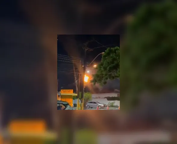 Fogo atinge poste próximo à Igreja de Santa Rita, no Farol