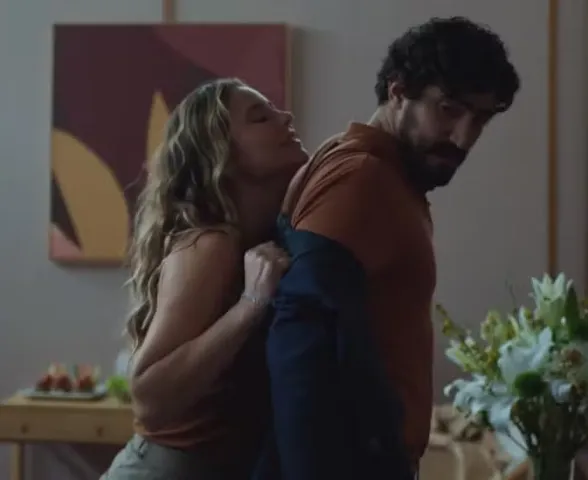 Heleninha e Ivan transam no aeroporto e perdem voo para Roma