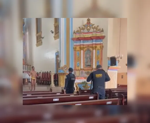 Homem com tornozeleira anda pelado pelas ruas e entra em igreja no Pilar