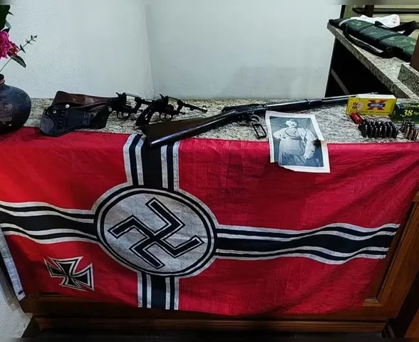 Homem é preso com bandeira nazista e foto de Hitler na geladeira