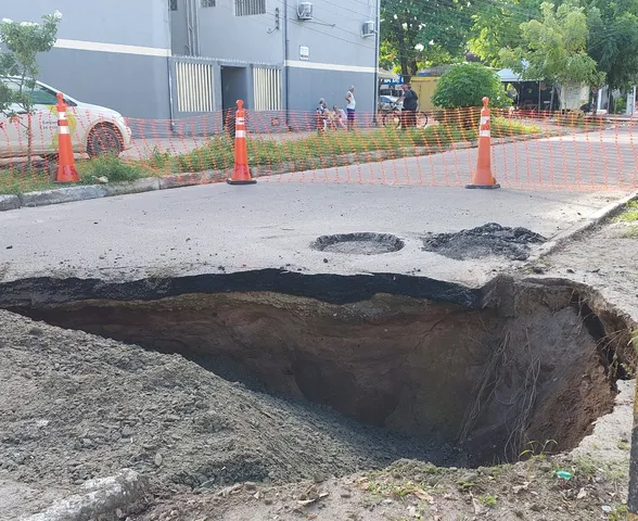 Idosa cai em cratera que se abriu em rua da Jatiúca; via foi interditada