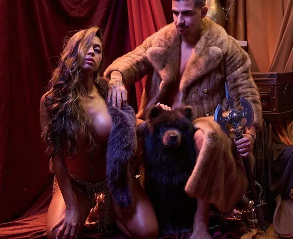 Influencer do poliamor pede pra ver marido com homem e fatura com cena: “Sem tabus”