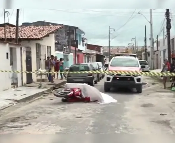 Jovem é morto a tiros após sair do trabalho para almoçar em casa