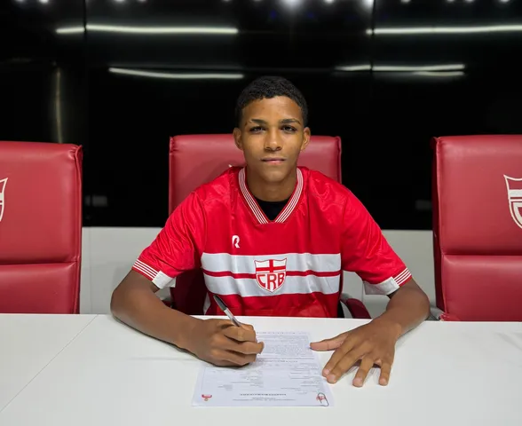 Luiz Miguel, da base regatiana, assina primeiro contrato profissional com o CRB