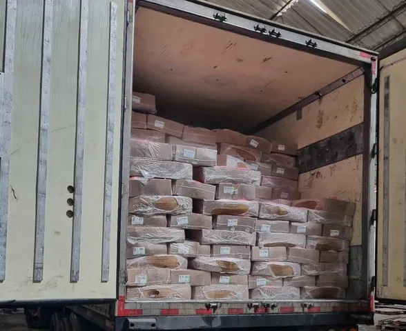 Mais de R$ 300 mil em frango e linguiça com documentação irregular são apreendidos em operação na Levada