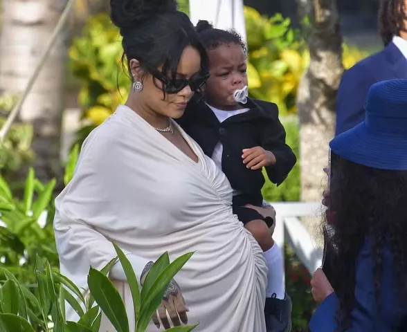 Mais de um mês após a morte, pai de Rihanna é enterrado na presença da cantora