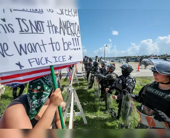 Manifestações contra e a favor de Trump tomam EUA no aniversário dele