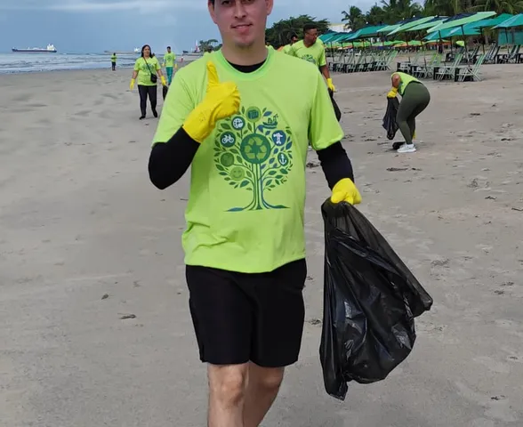 Mutirão retira 250kg de resíduos plásticos da praia de Pajuçara