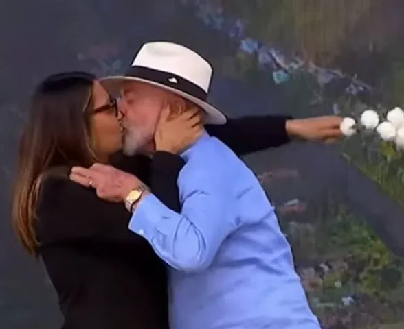 No Dia dos Namorados, Lula homenageia Janja durante evento