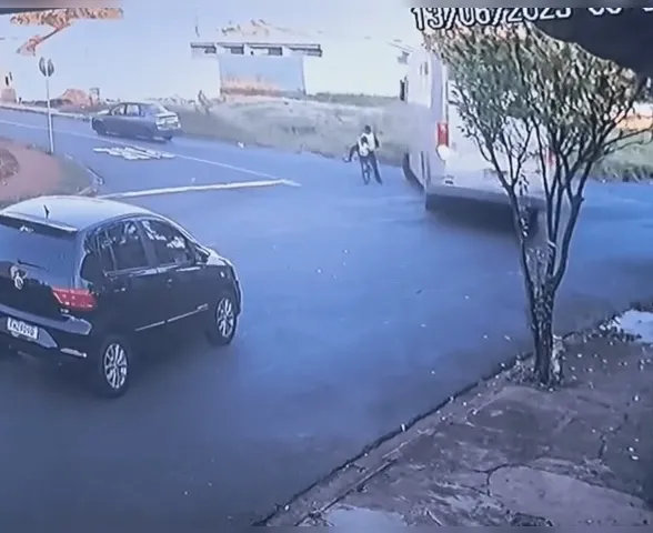 Vídeo: criança de 3 anos morre atropelada por ônibus enquanto andava de bicicleta