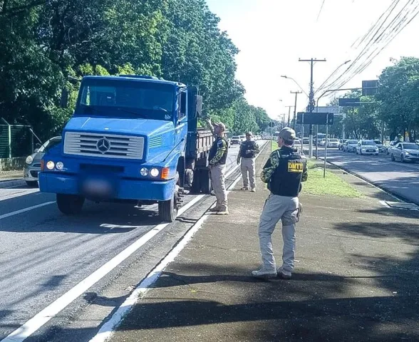 Operação autua mais de 20 caminhões por circulação irregular na Fernandes Lima