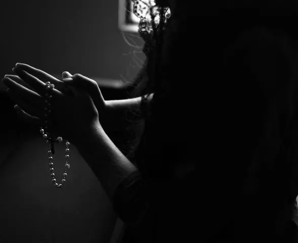 “Ore mais e tenha paciência”: a distorção da fé que silencia vítimas de violência