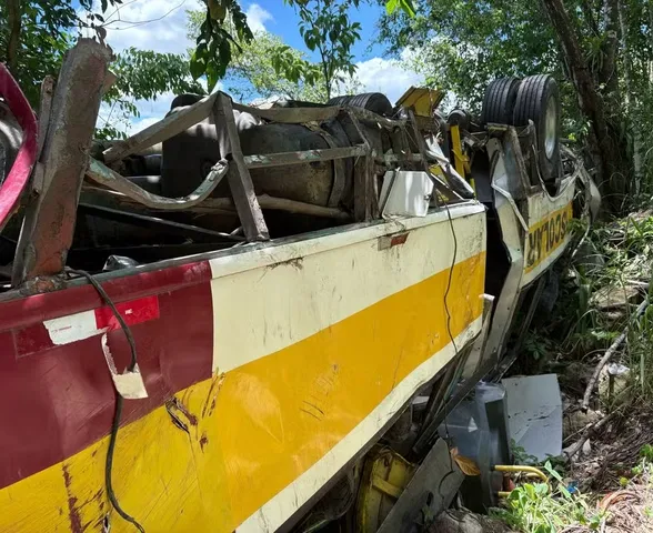 Parte do ônibus que caiu na Serra da Barriga é retirada após 8 meses