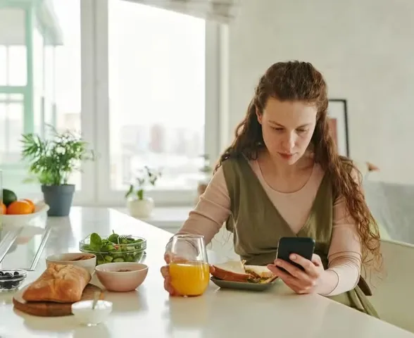 Por que devemos evitar comer na frente de telas: é mais prejudicial do que você pensa