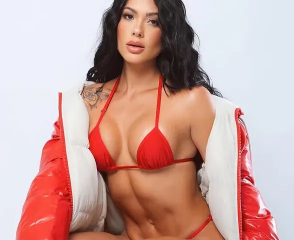 Rayane Figliuzzi, namorada de Belo, ostenta corpo sarado em ensaio