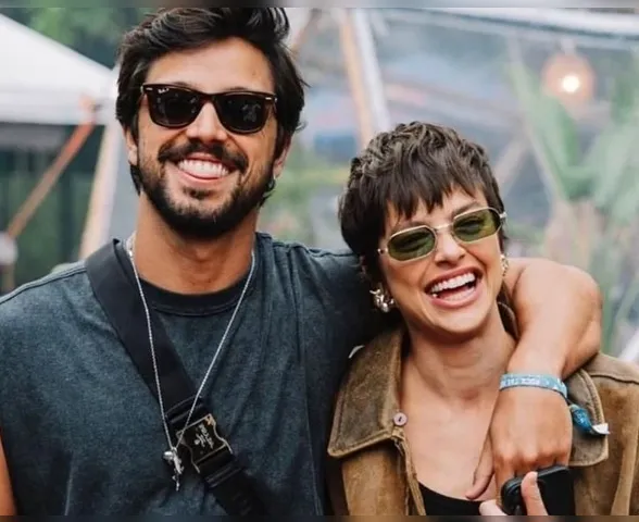 Rodrigo Simas posa pelado em clique com Agatha Moreira