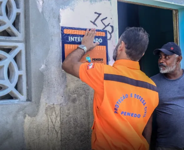Superaquecimento e fumaça no chão: geólogo coleta amostras para investigar 'fenômeno térmico' em casas de Penedo