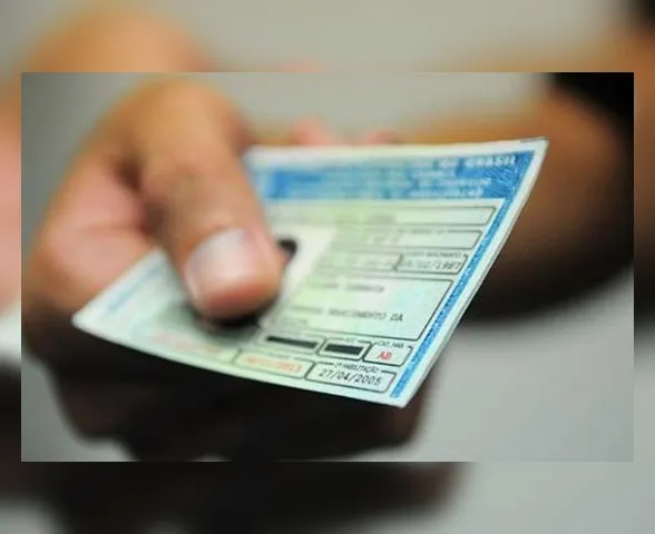 Suspeito vai à delegacia registrar extravio da CNH e acaba preso por pensão em Viçosa