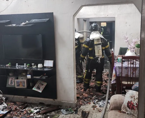 Telhado e cômodos destruídos: veja como ficou casa de idosa atingida por incêndio