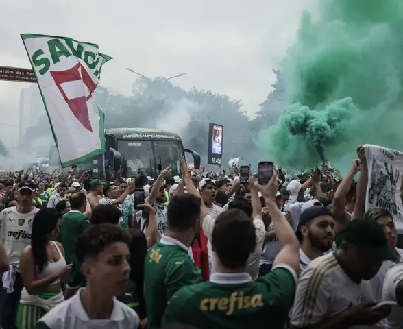 Torcida do Palmeiras prepara festa em frente ao CT antes de viagem do time para o Mundial
