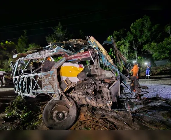 Confira o estado do ônibus envolvido em acidente na Serra da Barriga