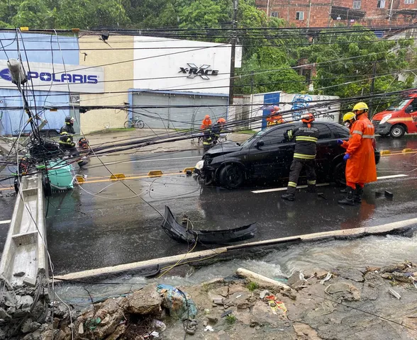 Veículo derruba poste, fica cercado por fios e interdita via movimentada de Maceió