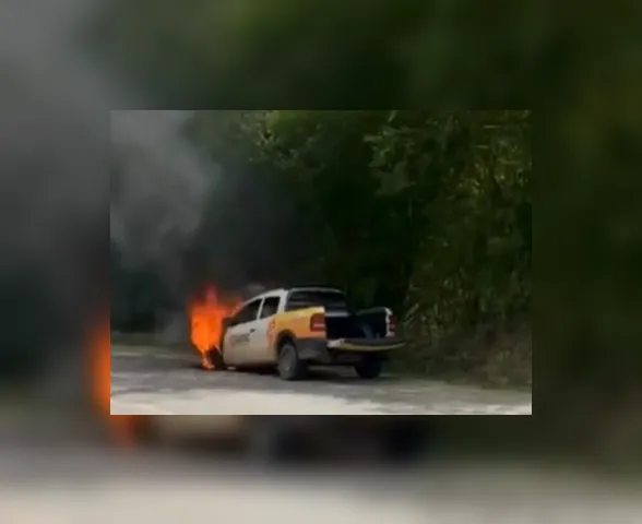 Vídeo: carro de prefeitura pega fogo enquanto trafegava em rodovia de São Luís do Quitunde