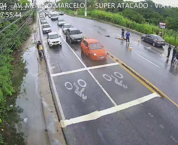 Vídeo mostra casal sendo arremessado após colisão com caminhão