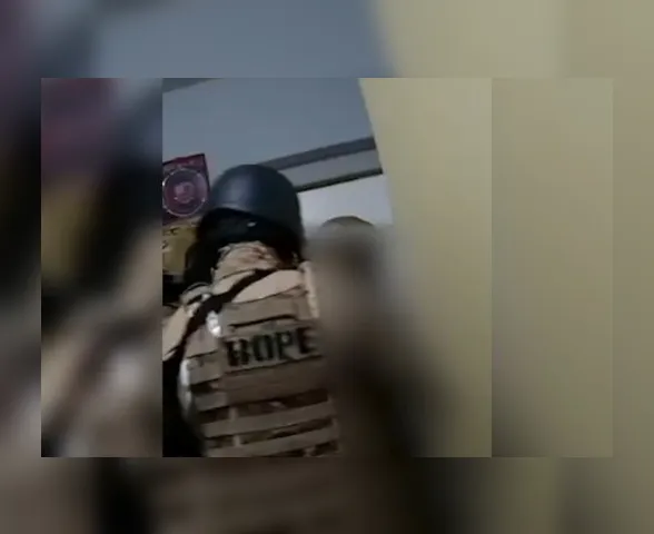 Vídeo mostra resgate de mulher grávida e criança de 12 anos